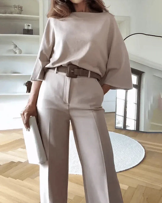 Pantalon tailleur élégant avec chemisier élégant