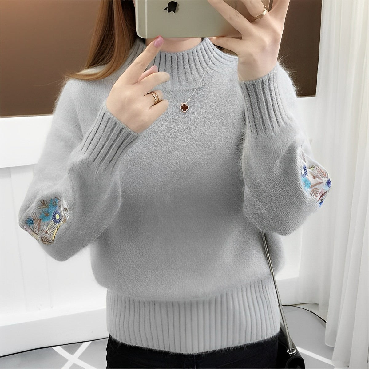 Pyra Sweater | Pull en maille brodée de fleurs