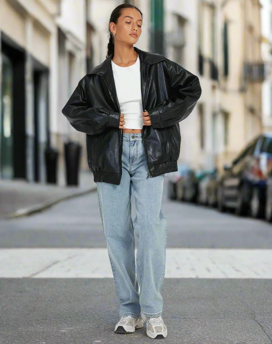 Veste en cuir marron surdimensionnée avec un haut noir simple et une mini-jupe à carreaux pour femmes