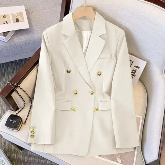 Veste blanche avec boutons dorés