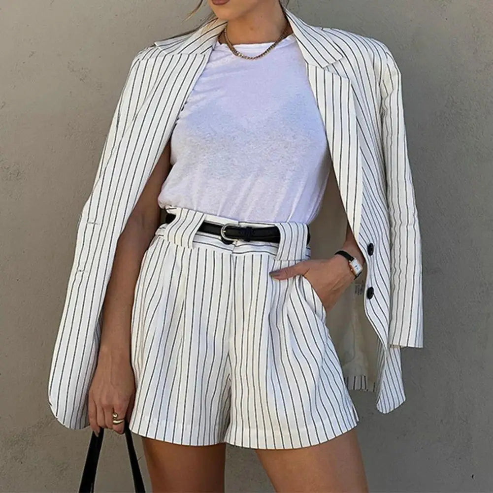 Val - Blazer Rayé Blanc avec Shorts Assortis pour Femmes