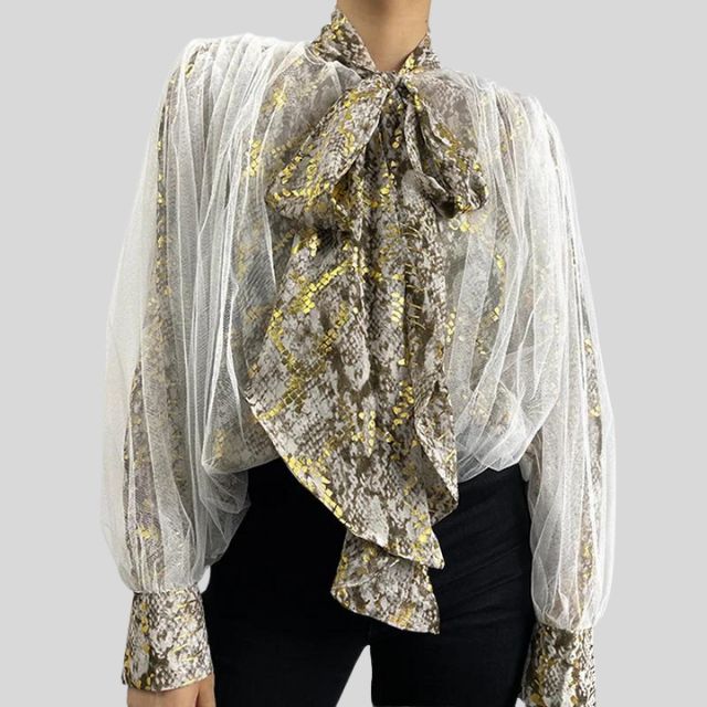 Virginia Blouse | Blouse en maille imprimée serpent avec volants