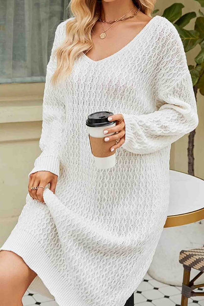 Une robe pull élégante avec un col en V spectaculaire pour des tenues chics