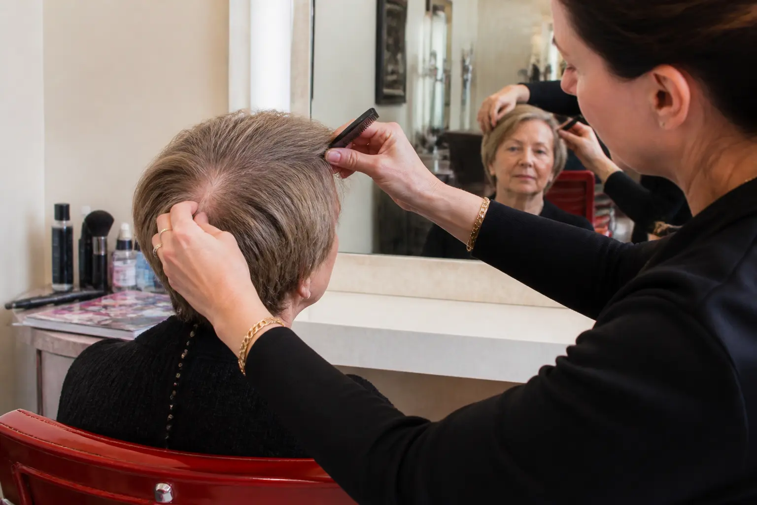 Coupe courte cheveux fins et clairsemés : coiffeuse et cliente évaluent la densité au miroir en salon.