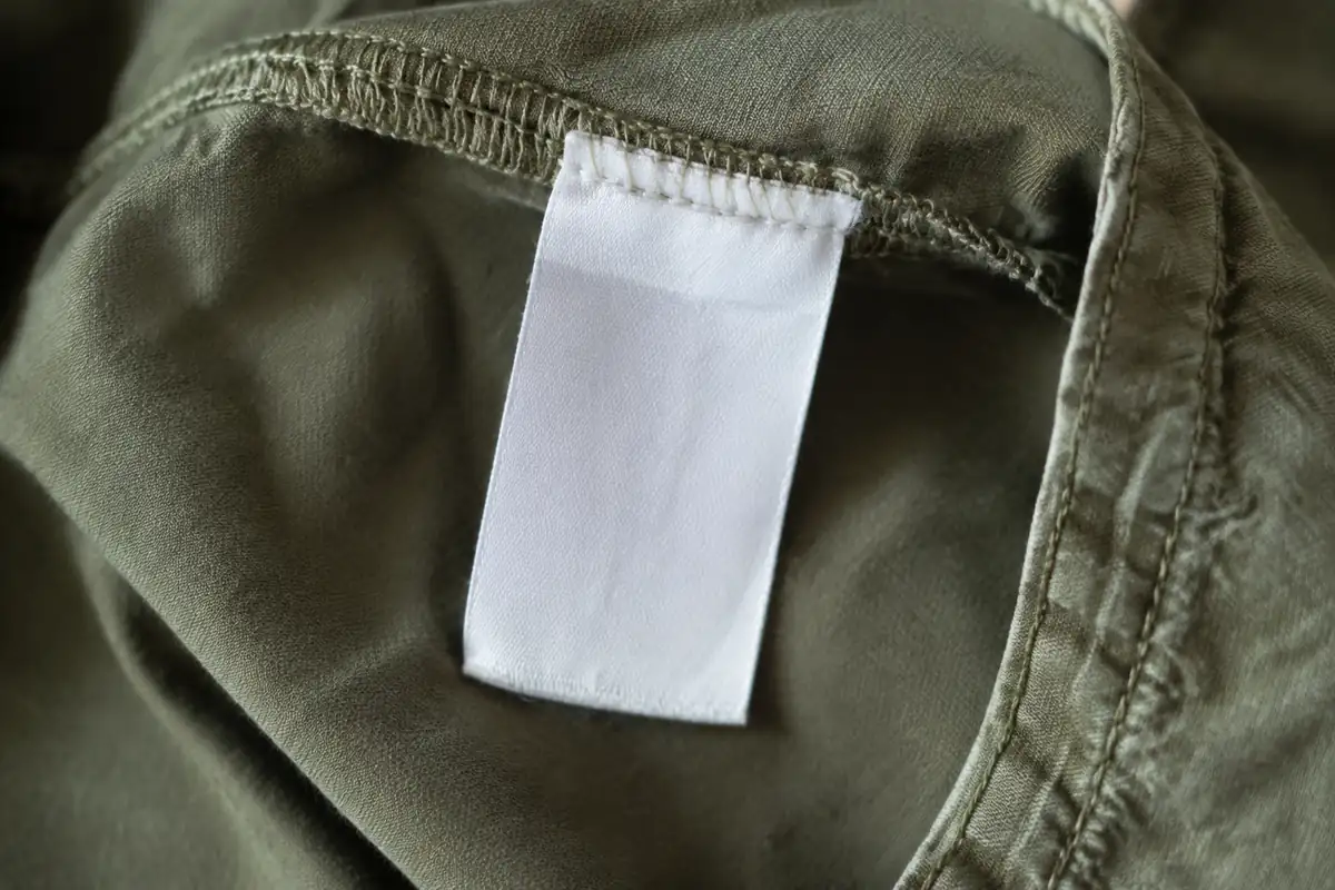 Étiquette de tissu blanche vierge cousue à l'intérieur d'un vêtement
